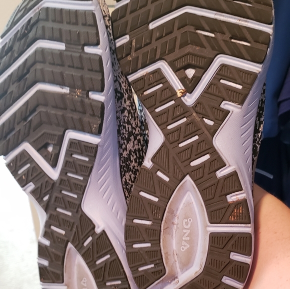 Ladies Size 9 1/2 Brooks sneakers - Picture 4 of 4